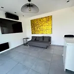 8 Pers à 30m De La