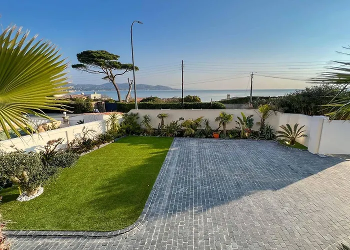 8 Pers A 30m De La *