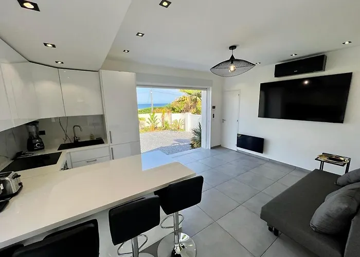 8 Pers A 30m De La *