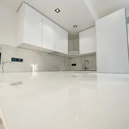 8 Pers A 30m De La *