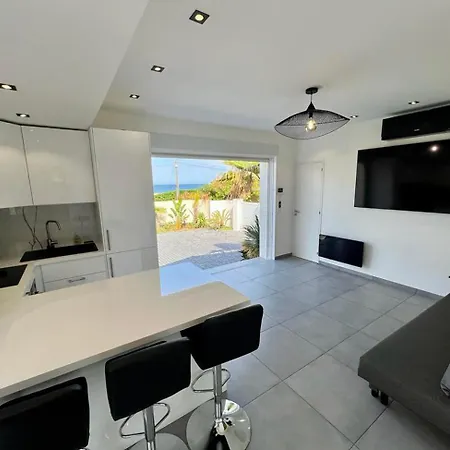 8 Pers A 30m De La *