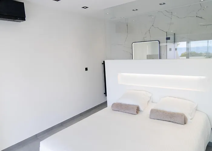 8 Pers A 30m De La וילה סן-מקסים